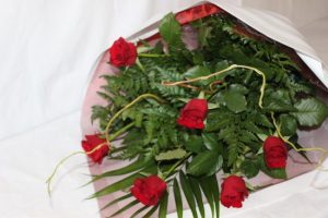 Half-Dozen-Red-Roses-