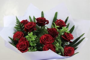 one DOZ red roses