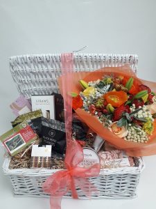 Giant-Christmas-Picnic-Hamper